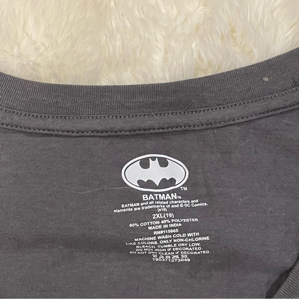 DC Comics Gray and Black Batman Logo Short Sleeve Tee - Picture 4 of 9